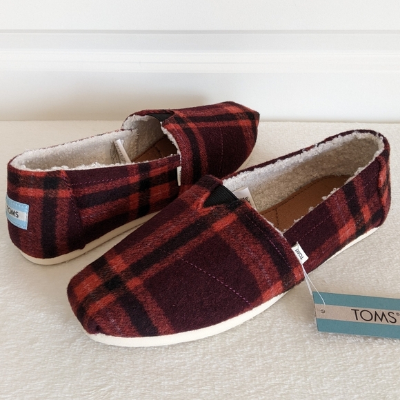 TOMS Slip On Flats Belmont Wool Blend Red Plaid Upper Faux Shearling Lined 9 NWT - Picture 1 of 13